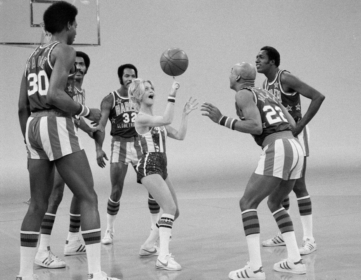 Goldie Hawn spinning a basketball